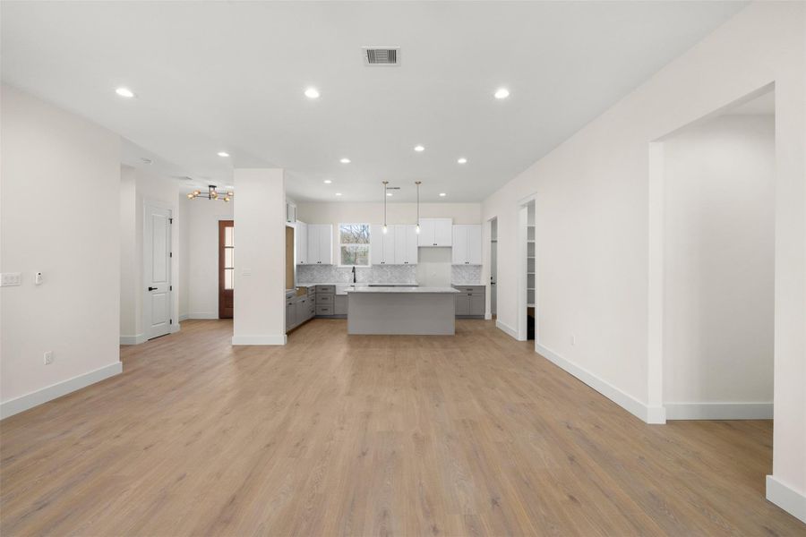 Spacious, unfurnished interior of a new home in , Bedias (Image 18).