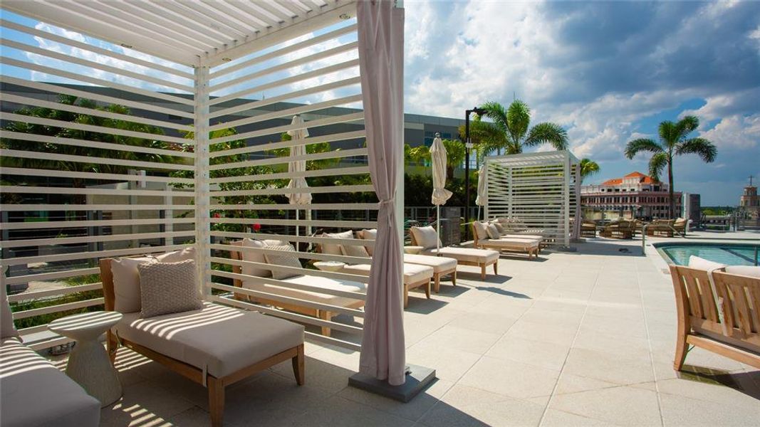 Condo located in St. Petersburg, FL showcasing its design and architecture (Image 18).