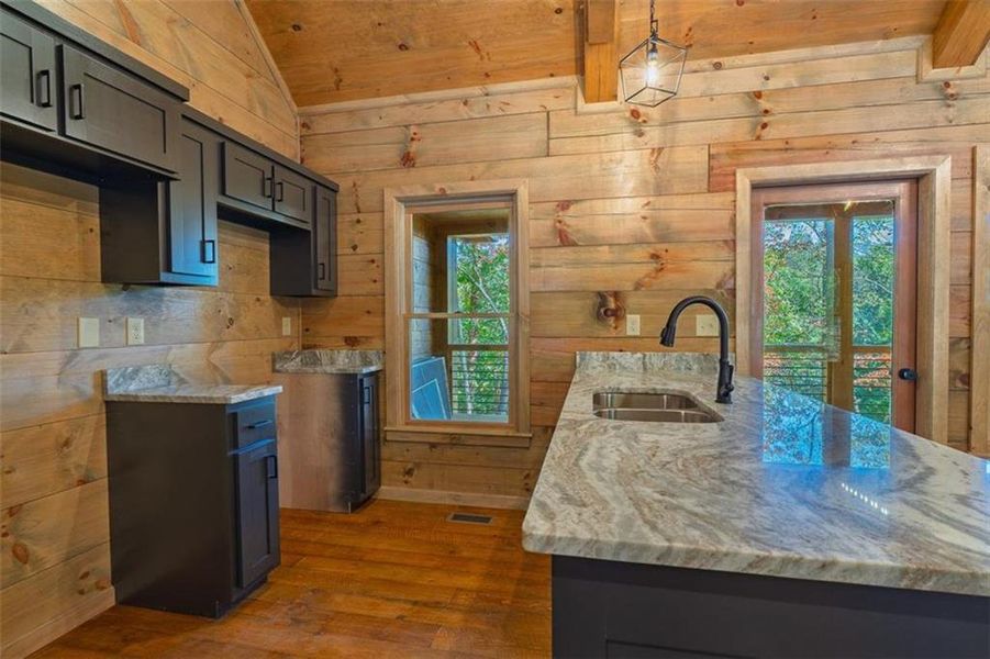 Community amenities in , Cherry Log (Image 14).