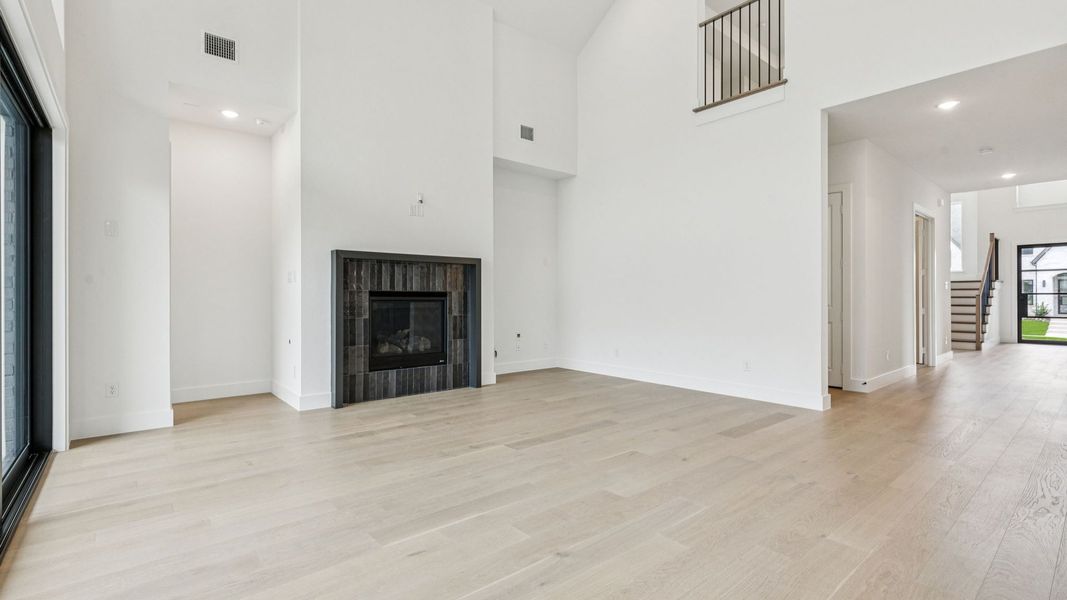 Spacious, unfurnished interior of a new home in Eliana, McKinney (Image 21).
