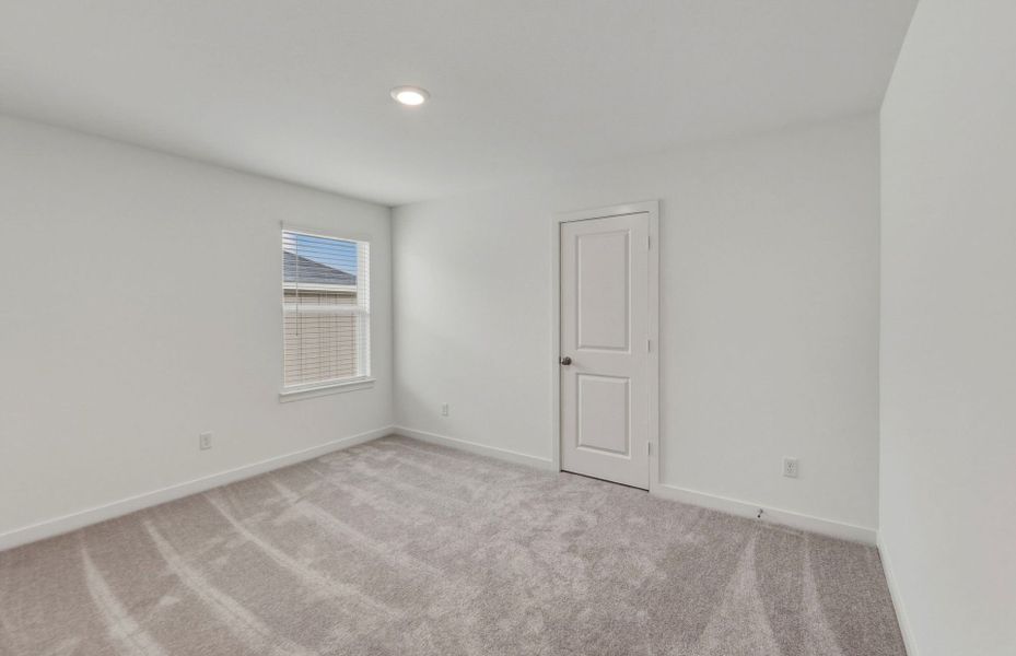 Spacious, unfurnished interior of a new home in Sunfield, Buda (Image 35).