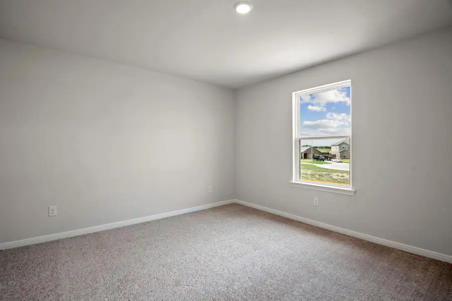 Spacious, unfurnished interior of a new home in Sweetwater Ridge, Conroe (Image 11).