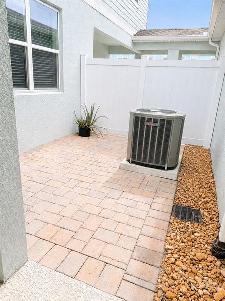 Exterior details and patio area of a home in , Winter Garden (Image 13).