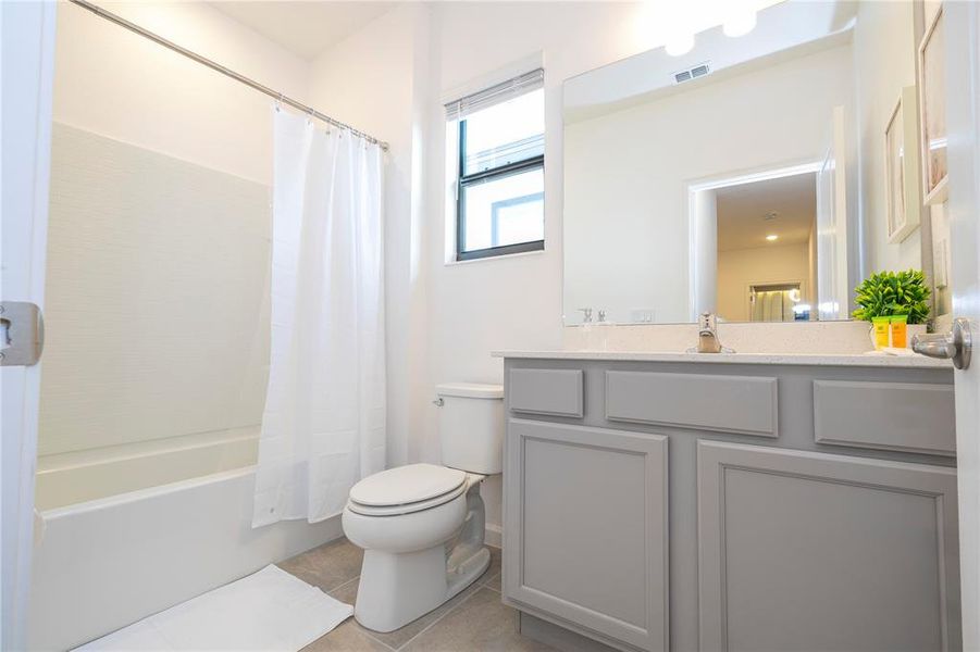 Furnished interior view inside a new home in , Orlando (Image 45).