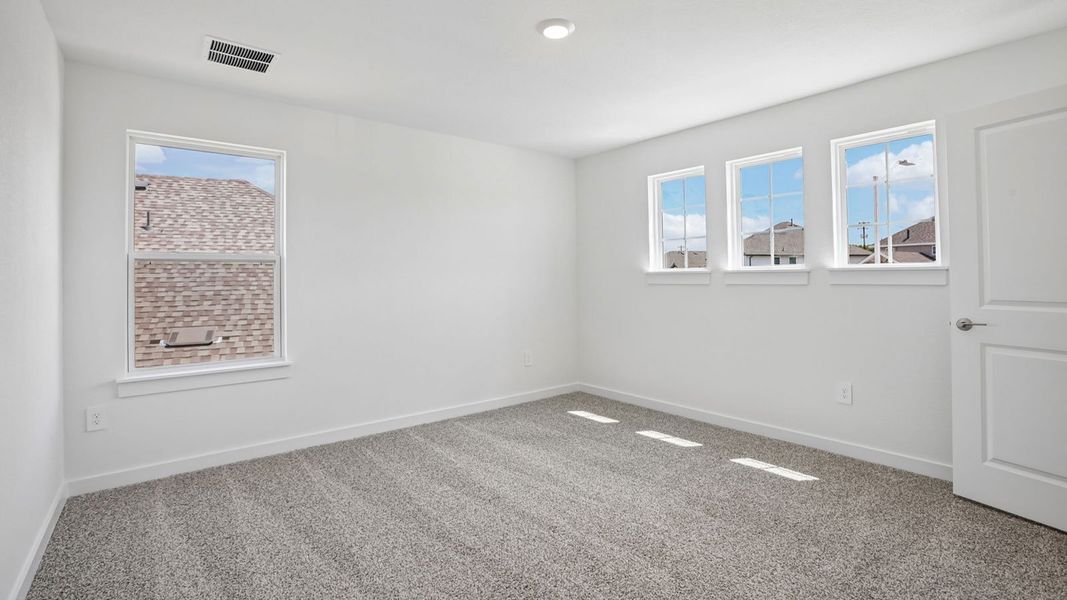 Spacious, unfurnished interior of a new home in Rosenbusch Ranch, Leander (Image 40).