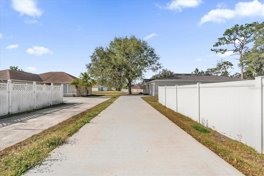 Exterior details and patio area of a home in Poinciana Village, Kissimmee (Image 18).