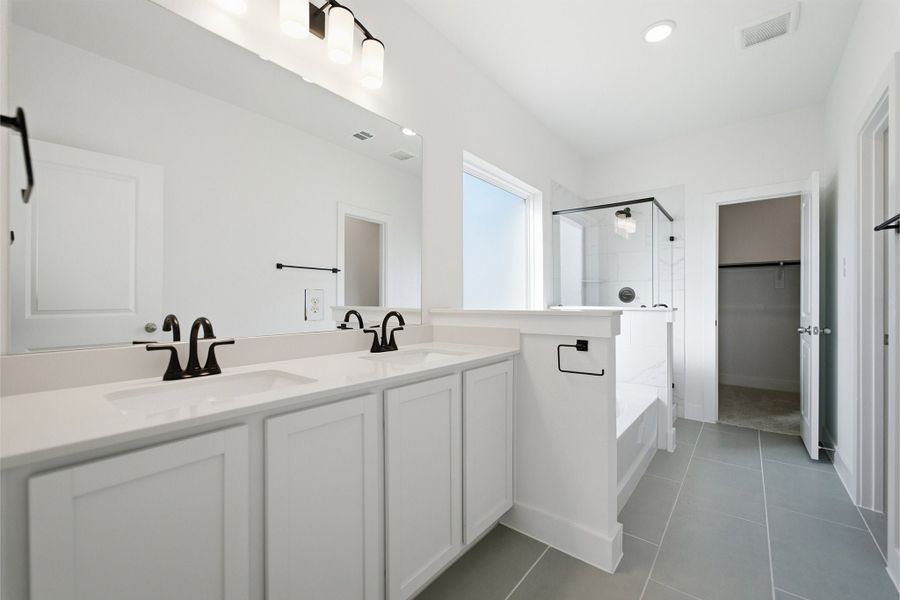 Furnished interior view inside a new home in Saddlebrook Estates, Waxahachie (Image 11).