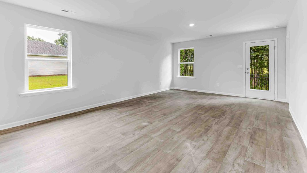 Spacious, unfurnished interior of a new home in Eagle Creek, Bolivia (Image 19).