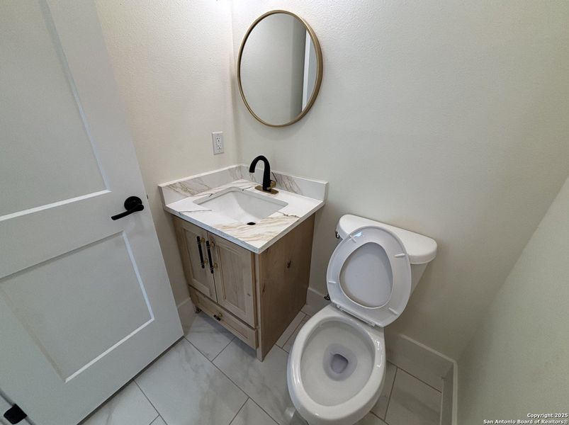 Furnished interior view inside a new home in , Uvalde (Image 4).