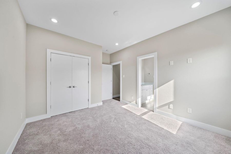 Spacious, unfurnished interior of a new home in Wellford Village, Houston (Image 13).