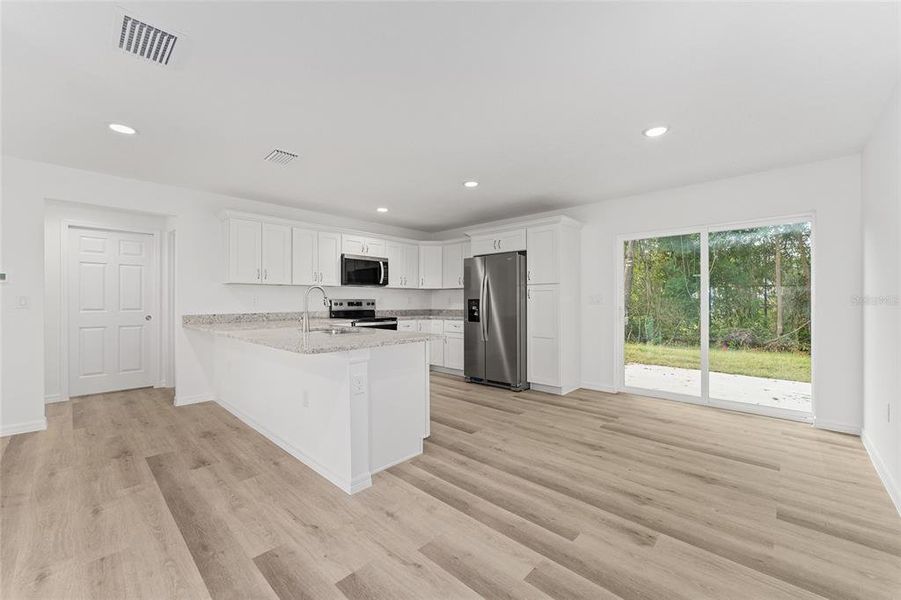 Furnished interior view inside a new home in , Ocklawaha (Image 16).