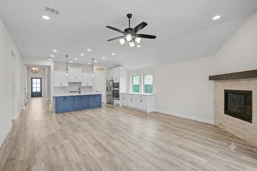 Spacious, unfurnished interior of a new home in Candela, Richmond (Image 24).