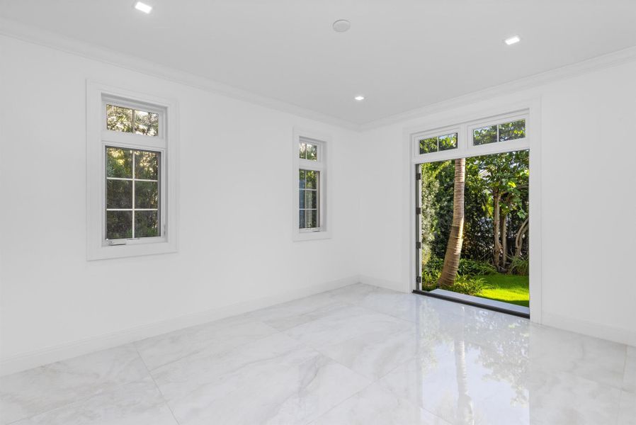 Spacious, unfurnished interior of a new home in , Palm Beach (Image 16).
