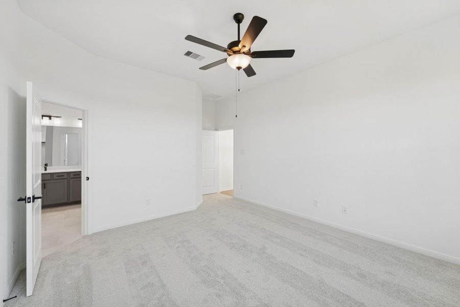 Spacious, unfurnished interior of a new home in The Grand Prairie 40’, Hockley (Image 17).