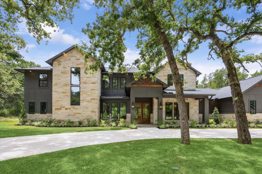 211 St Andrew is a Stunner with 2 story austin stone brick accent wall and Iron Ore paint finishes. 211 St Andrew is a Stunner with 2 story austin stone brick accent wall and Iron Ore paint finishes.