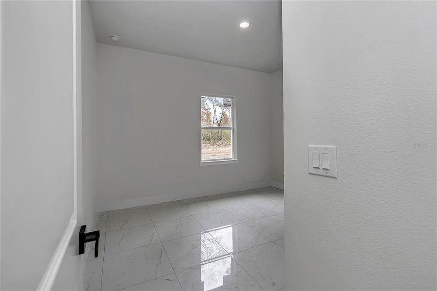 Spacious, unfurnished interior of a new home in , Ocala (Image 27).