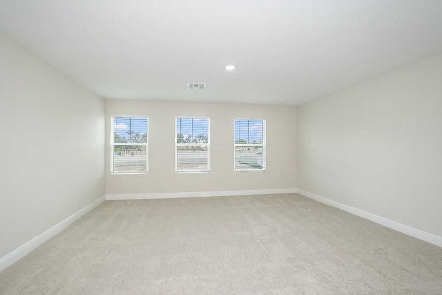 Spacious, unfurnished interior of a new home in Pasadena Woods, Dade City (Image 20).