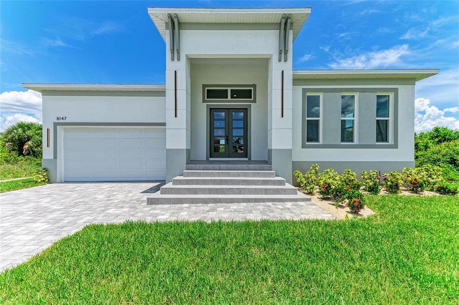 Exterior details and patio area of a home in , Port Charlotte (Image 3).