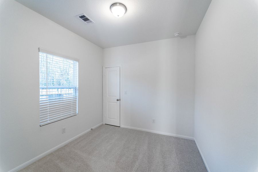 Spacious, unfurnished interior of a new home in Caney Mills, Conroe (Image 15).