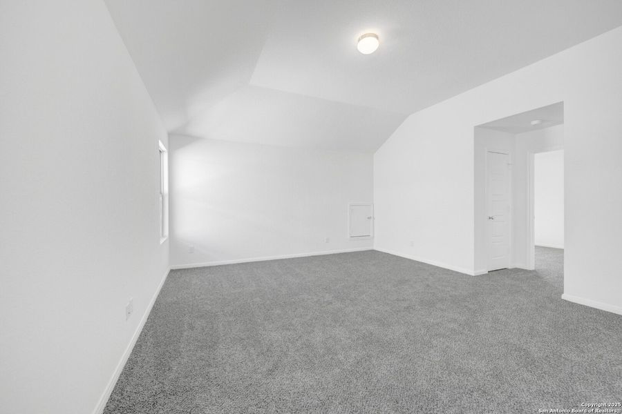 Spacious, unfurnished interior of a new home in Winding Brook, San Antonio (Image 24).