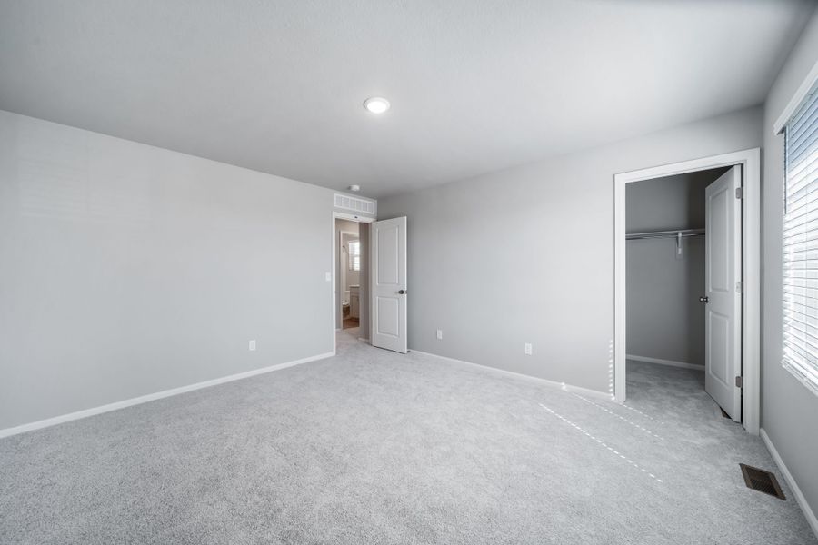 Spacious, unfurnished interior of a new home in Thompson River Ranch, Johnstown (Image 26).