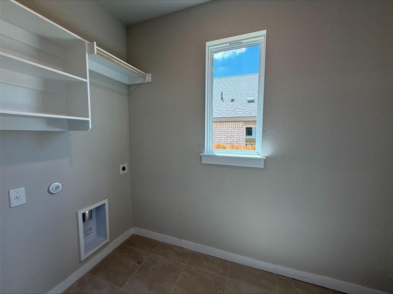 Spacious, unfurnished interior of a new home in Creeks Crossing, Elgin (Image 16).
