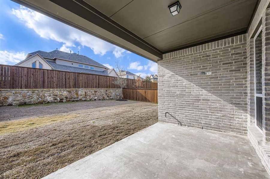 Exterior details and patio area of a home in BridgeWater 60s, Midlothian (Image 4).