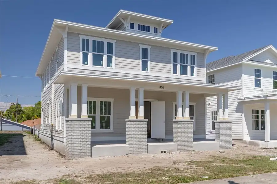 Exterior details and patio area of a home in , St. Petersburg (Image 4).