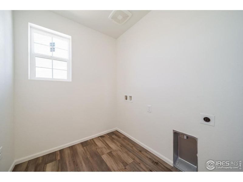 Spacious, unfurnished interior of a new home in Thompson River Ranch, Johnstown (Image 18).