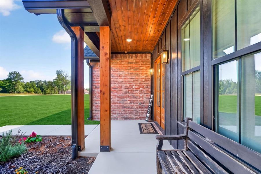 Exterior details and patio area of a home in , Kilgore (Image 3).
