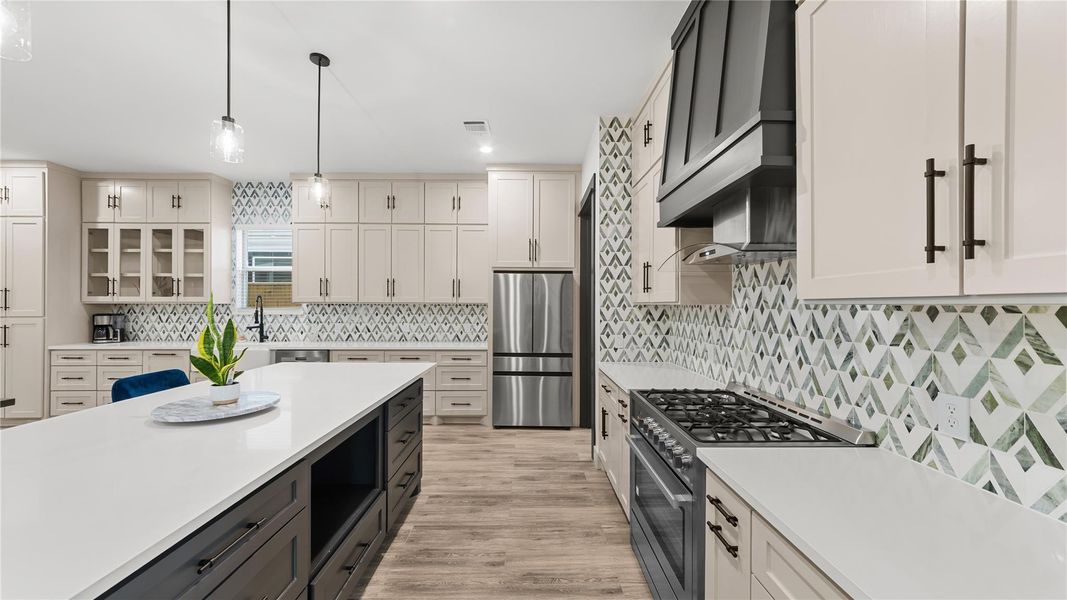 Furnished interior view inside a new home in , Tomball (Image 14).