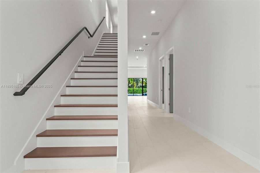 Spacious, unfurnished interior of a new home in Reunion Resort, Reunion (Image 21).