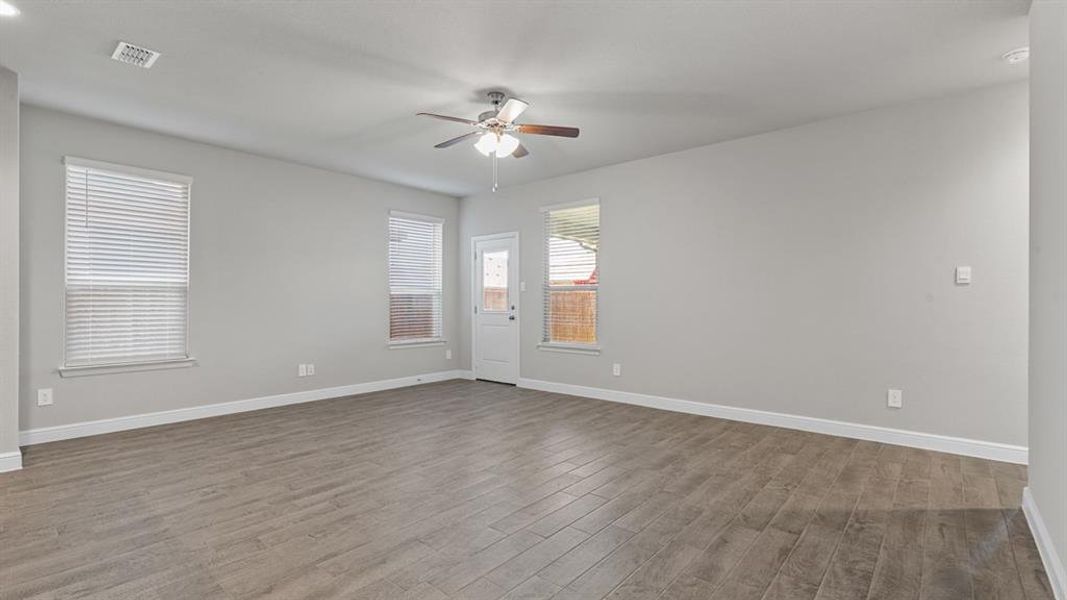 Spacious, unfurnished interior of a new home in Trails of Elizabeth Creek, Fort Worth (Image 37).