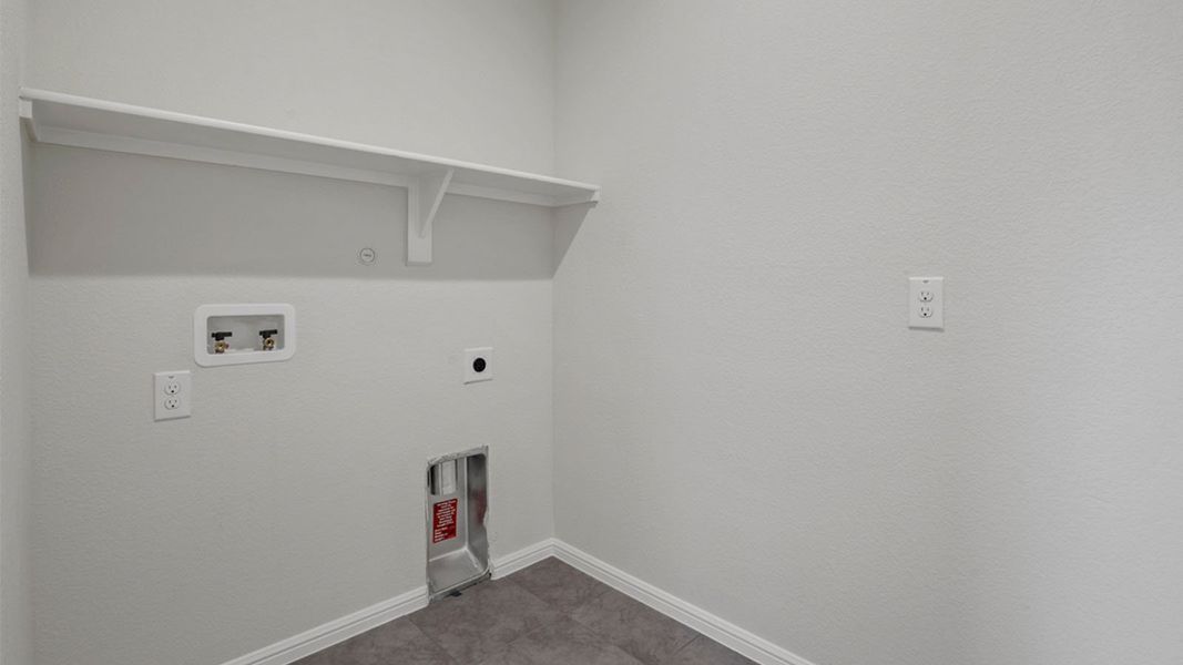 Representative unfurnished interior of a home built from the Ozark by D.R. Horton in Saratoga, Granbury (Image 29).