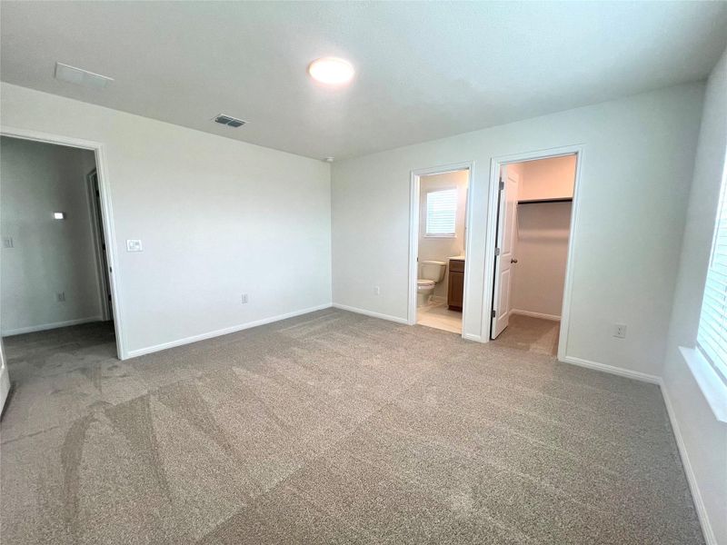 Spacious, unfurnished interior of a new home in Porter Country, Buda (Image 17).