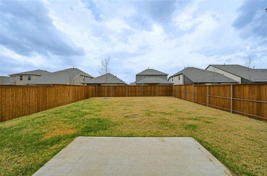 Exterior details and patio area of a home in Creekview Fossil Ridge, Pilot Point (Image 21).