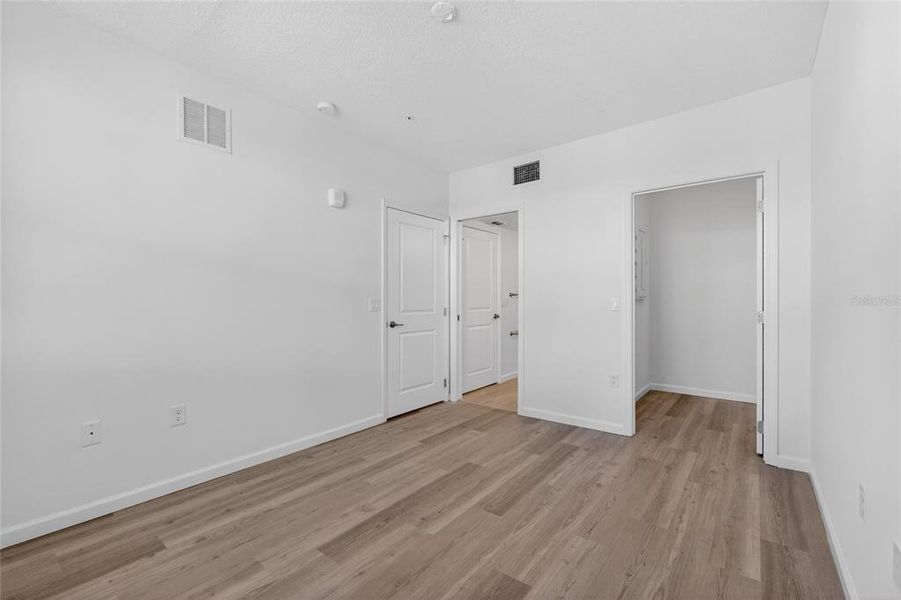 Spacious, unfurnished interior of a new home in , Orlando (Image 17).