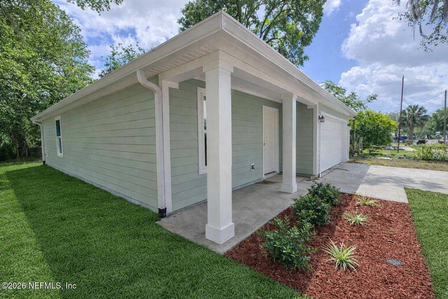 Exterior details and patio area of a home in , Jacksonville (Image 14).