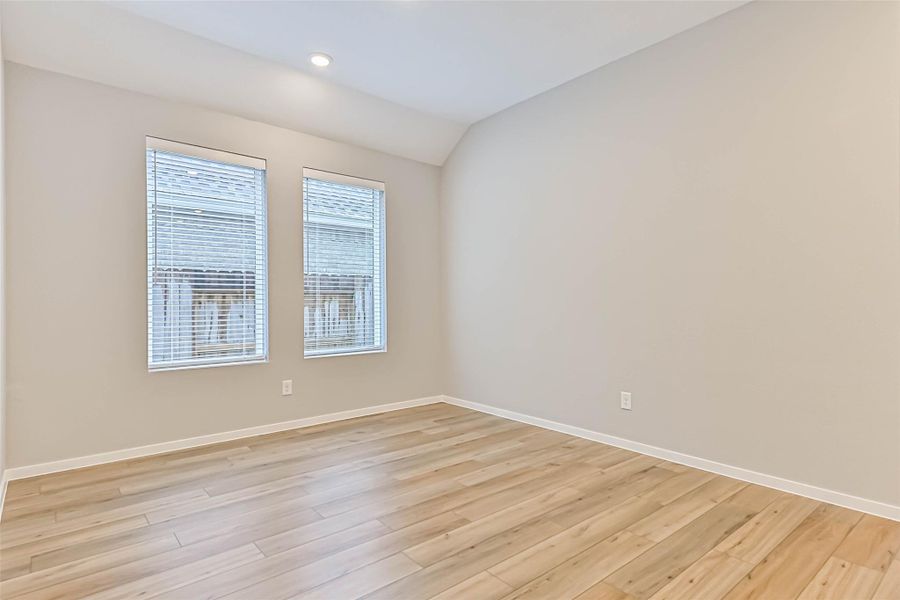 Spacious, unfurnished interior of a new home in Lago Mar, Texas City (Image 24).