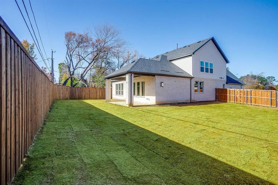 Exterior details and patio area of a home in Terrace Oaks, Arlington (Image 23).