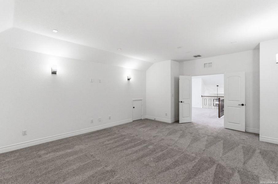 Spacious, unfurnished interior of a new home in Davis Ranch, San Antonio (Image 23).