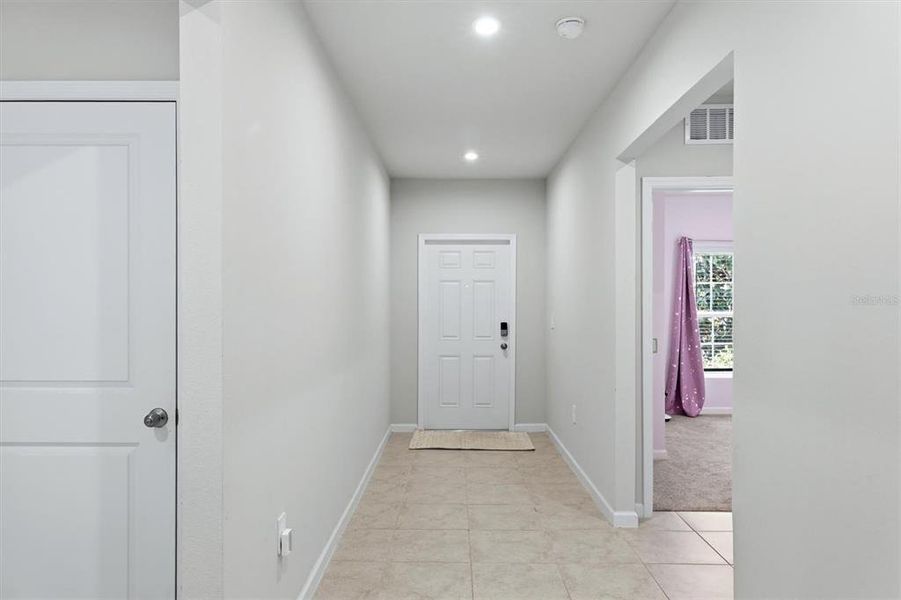 Spacious, unfurnished interior of a new home in Hillwood Preserve, Bradenton (Image 20).