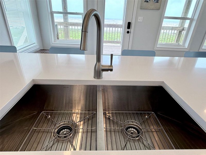 Deep double sink. Deep double sink.