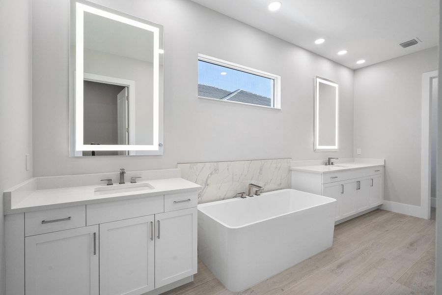 129 Strand Drive -Main bath 1 Oceanic Gr