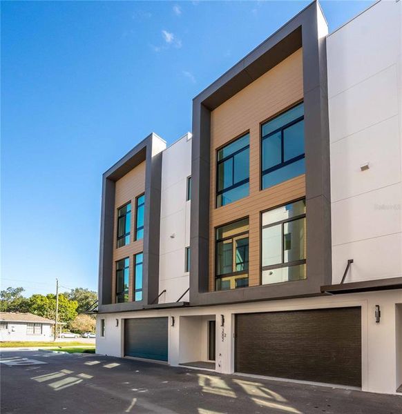 Condo located in Tampa, FL showcasing its design and architecture (Image 3).