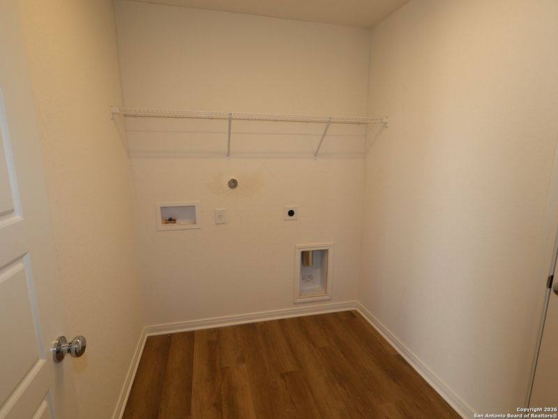 Spacious, unfurnished interior of a new home in Winding Brook, San Antonio (Image 15).