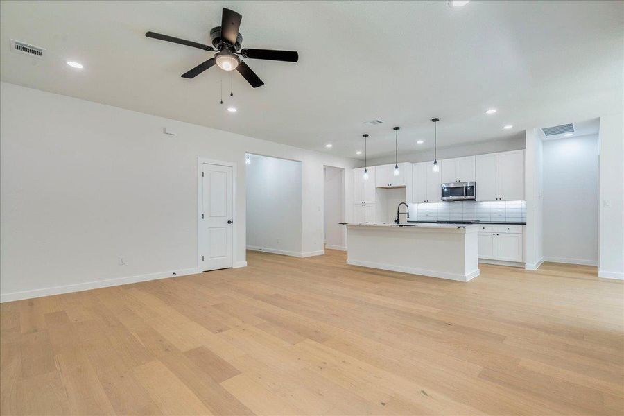 Spacious, unfurnished interior of a new home in , Bastrop (Image 34).