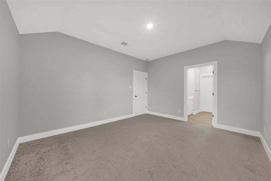 Spacious, unfurnished interior of a new home in , Houston (Image 6).