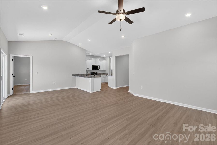 Spacious, unfurnished interior of a new home in Stagecoach Station, Gastonia (Image 11).