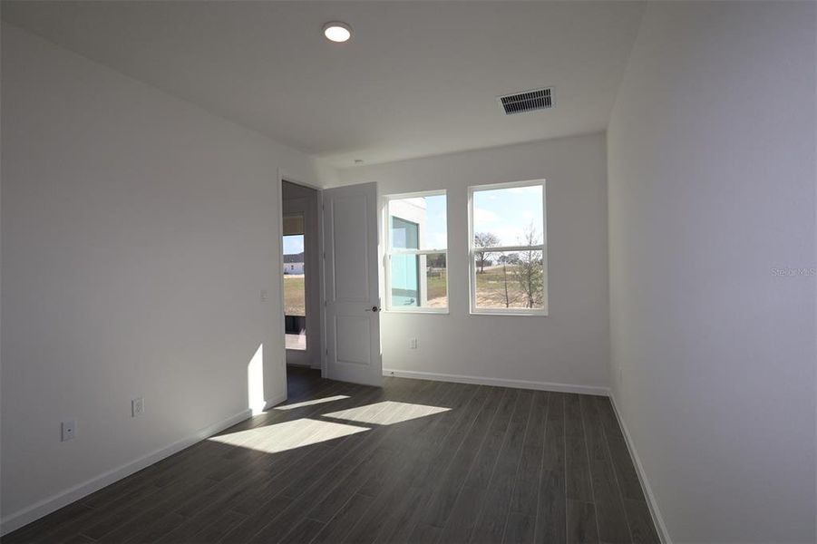 Spacious, unfurnished interior of a new home in Willow Run, Apopka (Image 16).